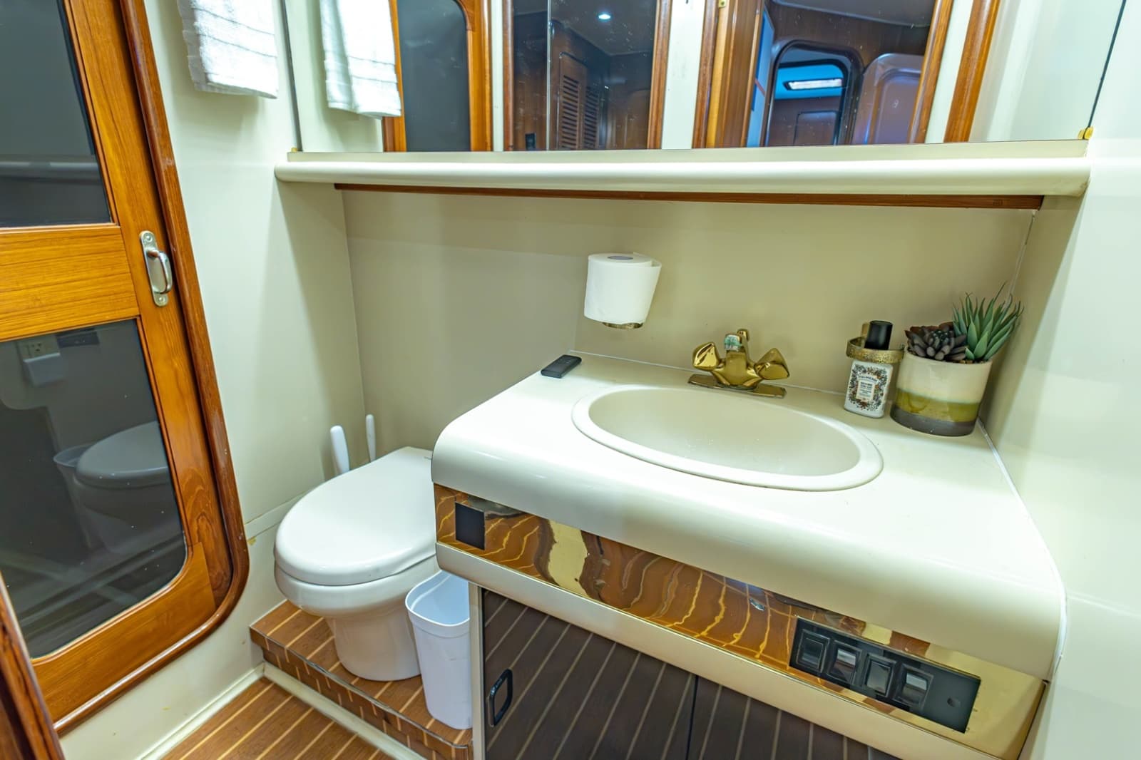 1990 Viking Cockpit Motor Yacht - Photo 39