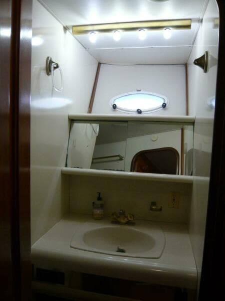 1990 Viking Cockpit Motor Yacht - Photo 23