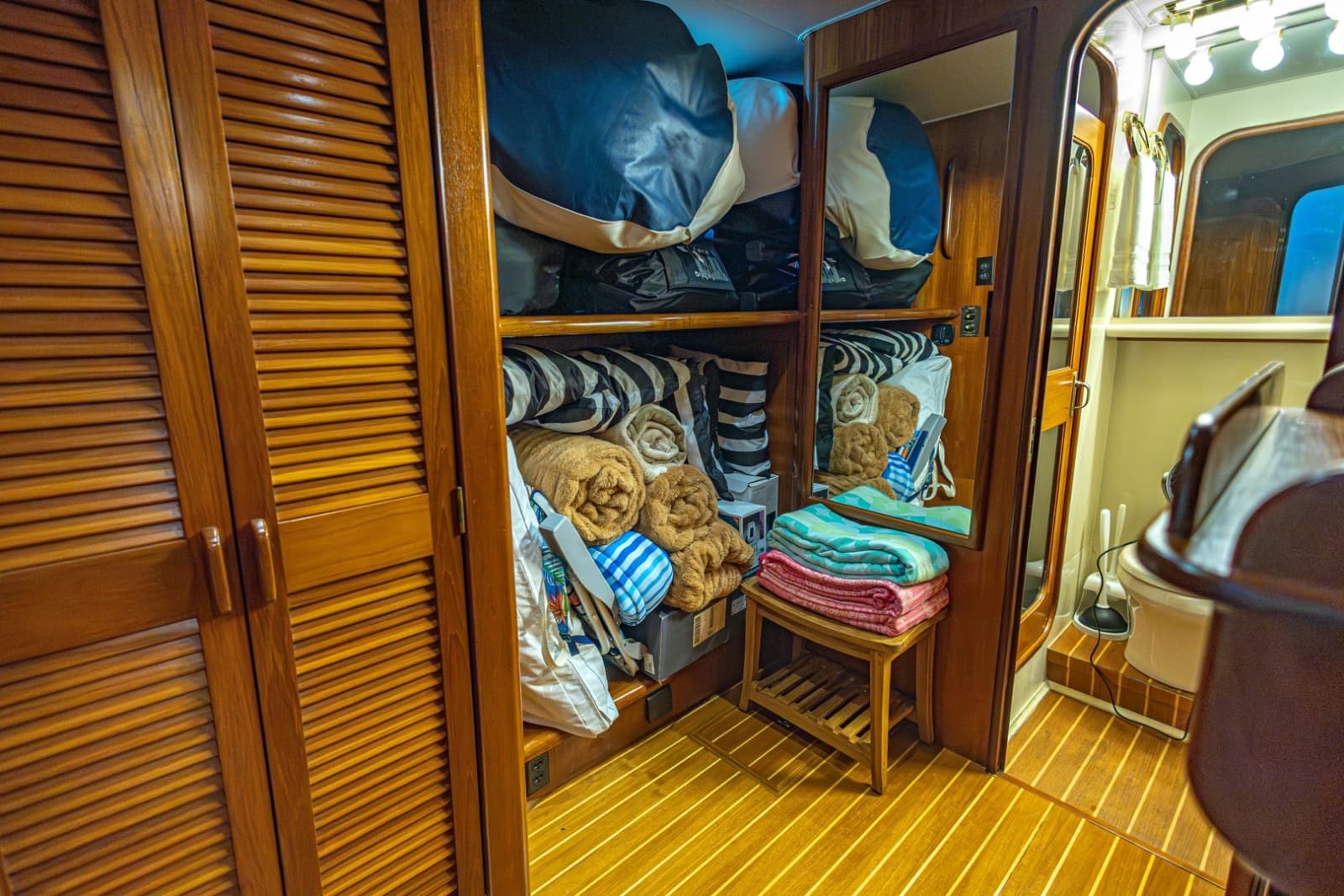1990 Viking Cockpit Motor Yacht - Photo 42