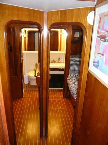 1990 Viking Cockpit Motor Yacht - Photo 25