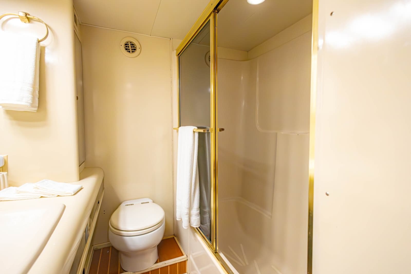 1990 Viking Cockpit Motor Yacht - Photo 32