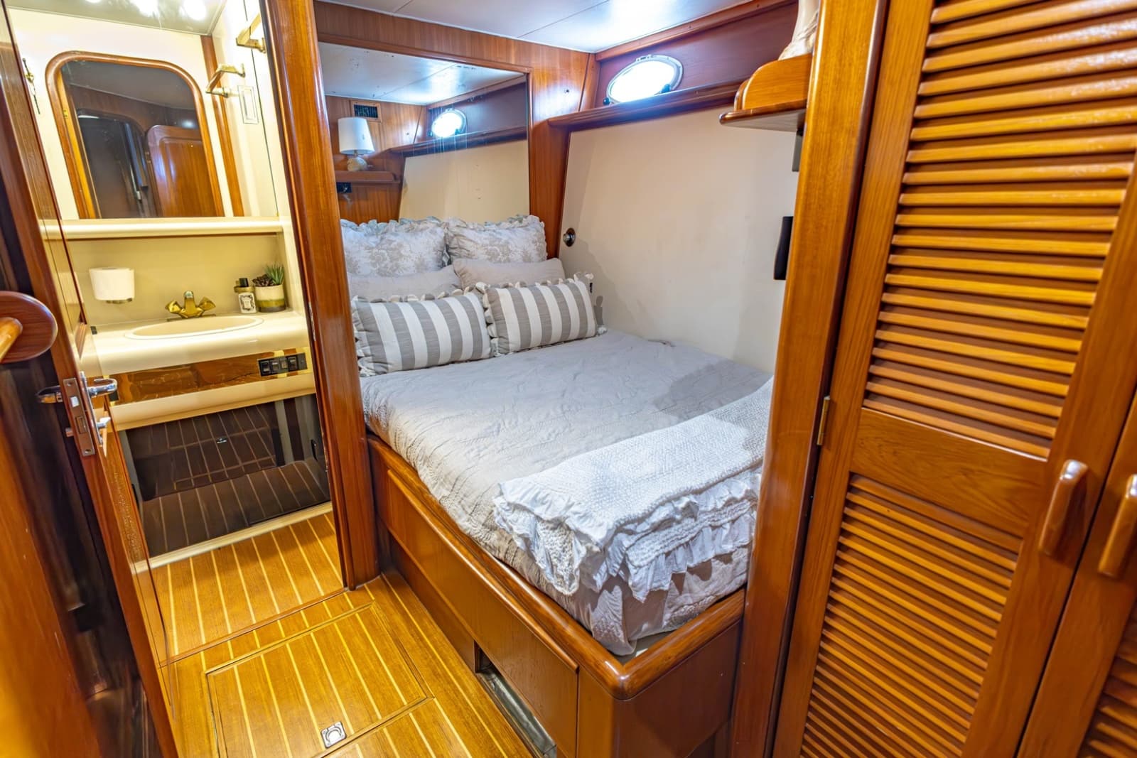 1990 Viking Cockpit Motor Yacht - Photo 37