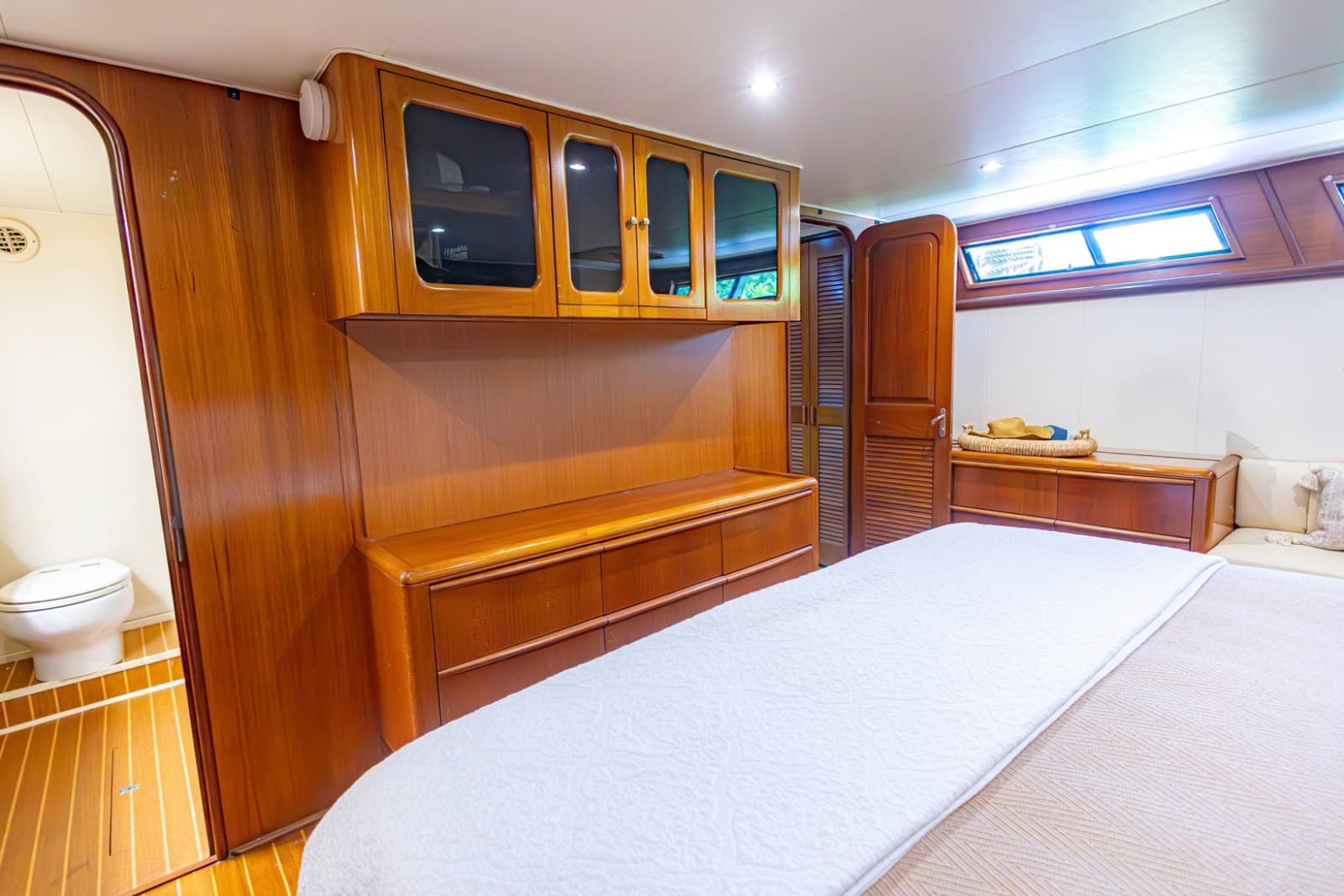 1990 Viking Cockpit Motor Yacht - Photo 30