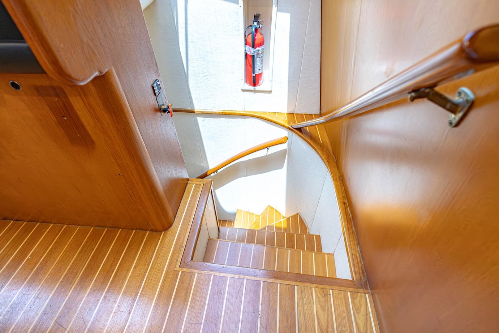 1990 Viking Cockpit Motor Yacht - Photo 26