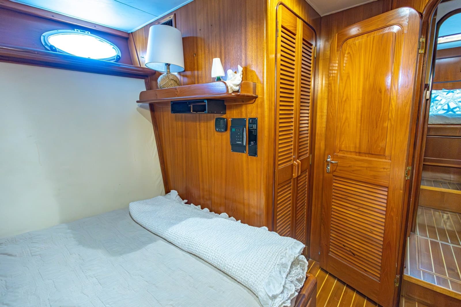 1990 Viking Cockpit Motor Yacht - Photo 38