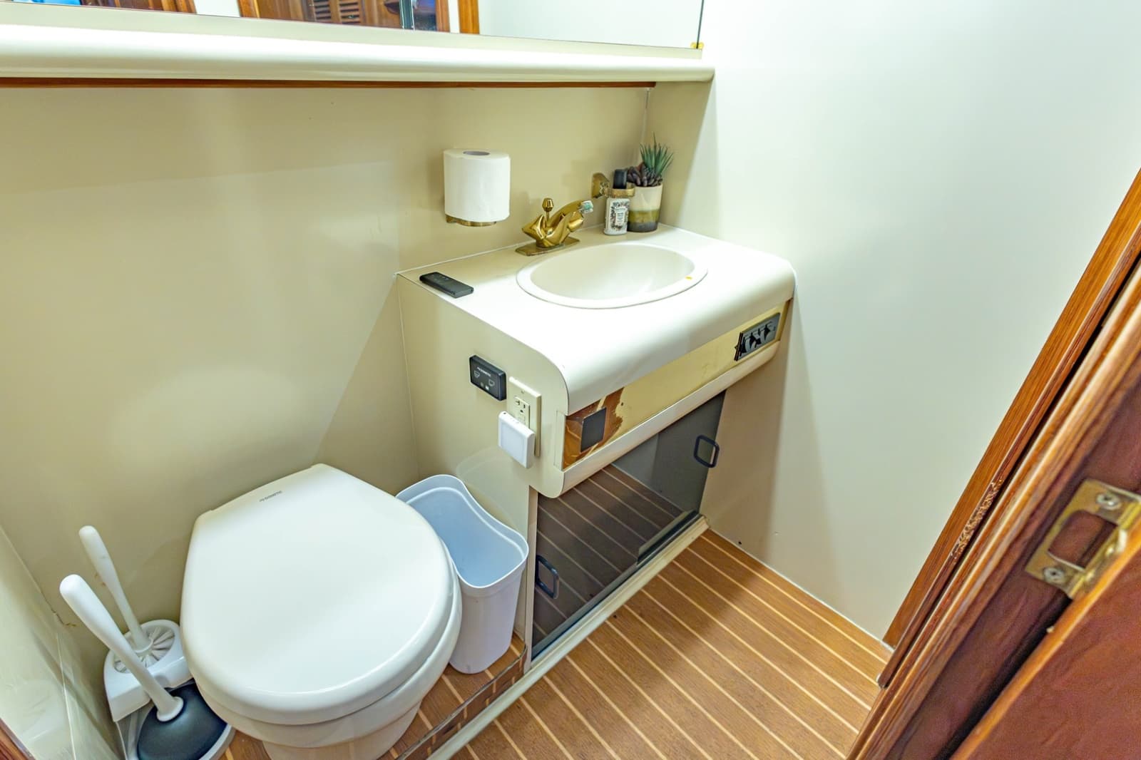 1990 Viking Cockpit Motor Yacht - Photo 40