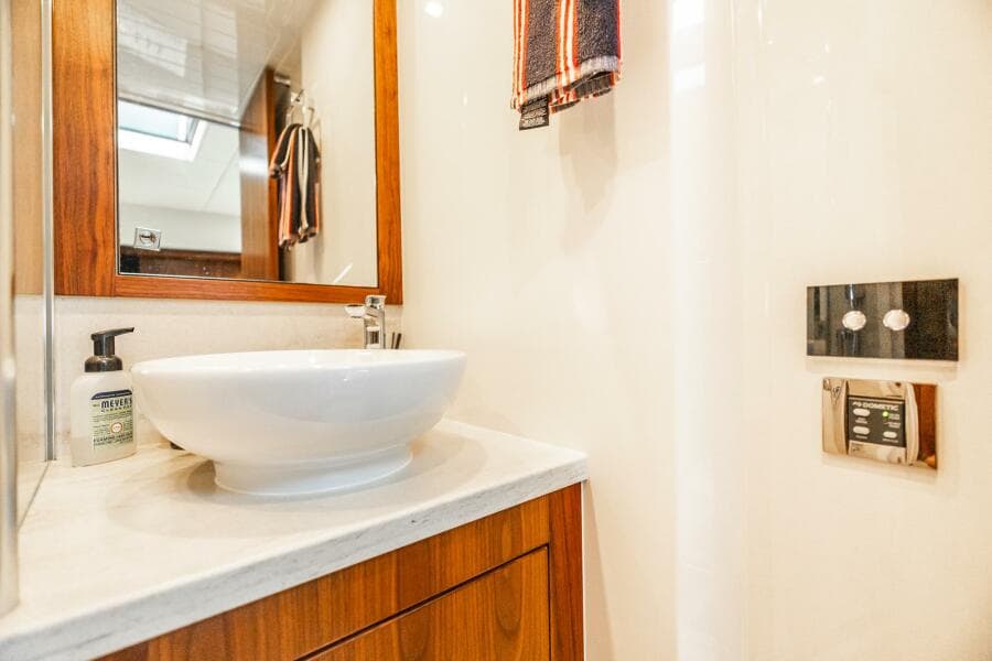 2019 Riviera 4800 Sport Yacht