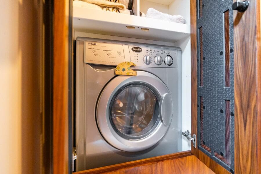 2019 Riviera 4800 Sport Yacht