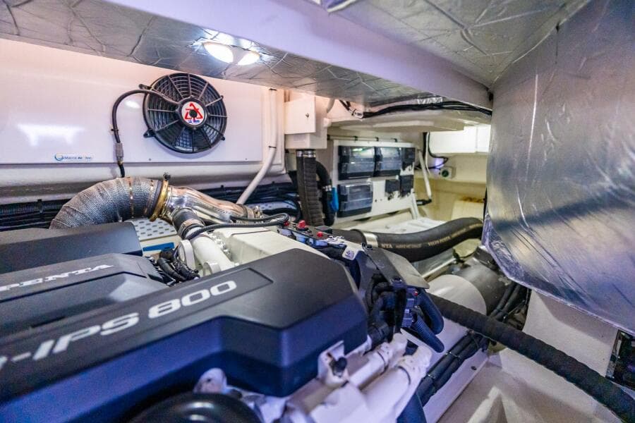 2019 Riviera 4800 Sport Yacht