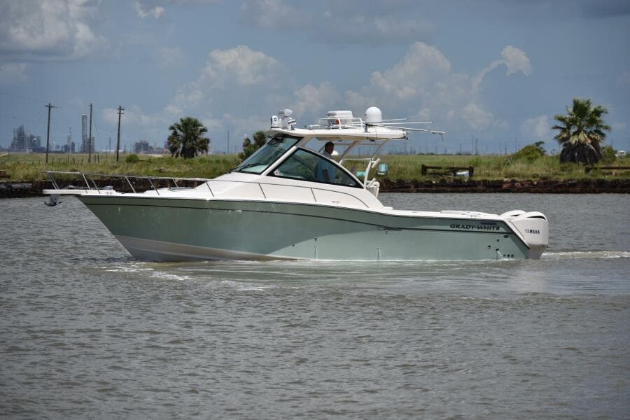 2016 Grady-White 330 Express 