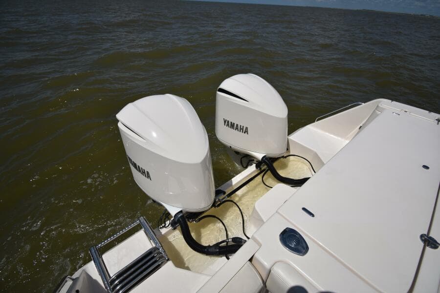 2016 Grady-White 330 Express 