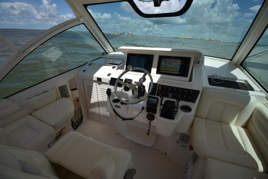 2016 Grady-White 330 Express 