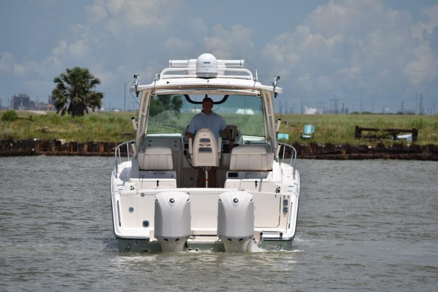 2016 Grady-White 330 Express 