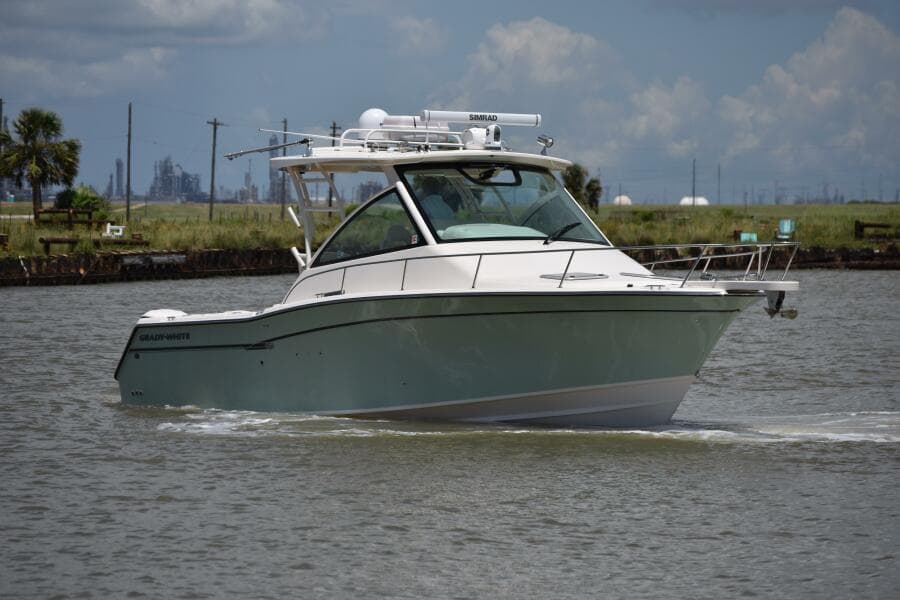 2016 Grady-White 330 Express 