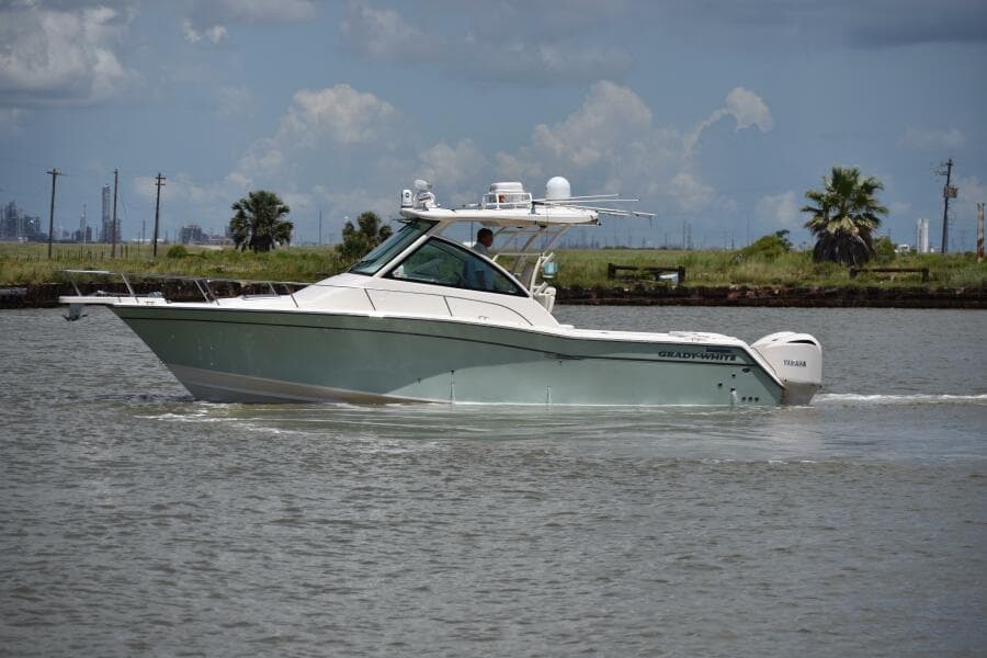 2016 Grady-White 330 Express 