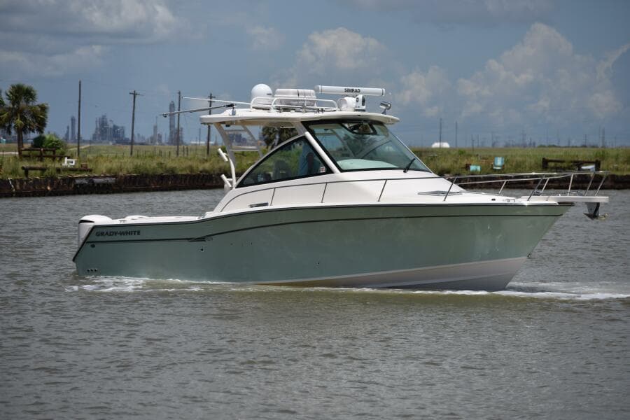 2016 Grady-White 330 Express 