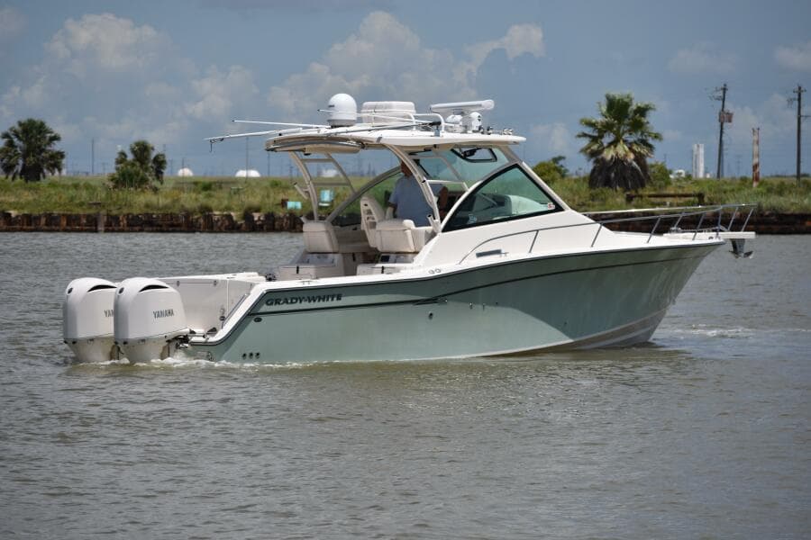 2016 Grady-White 330 Express 