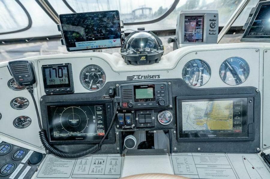 1991 Cruisers Yachts 3850 Aft Cabin