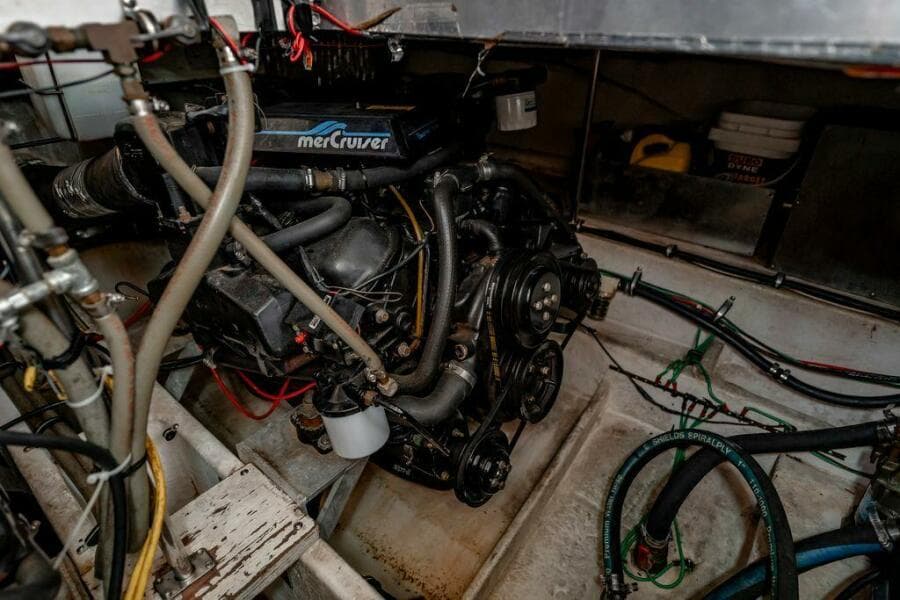 1991 Cruisers Yachts 3850 Aft Cabin