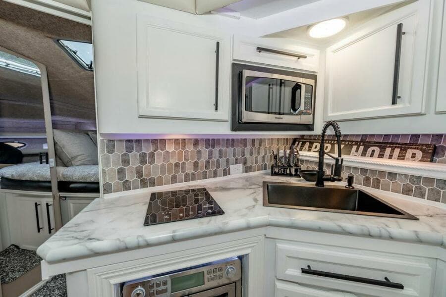 1991 Cruisers Yachts 3850 Aft Cabin