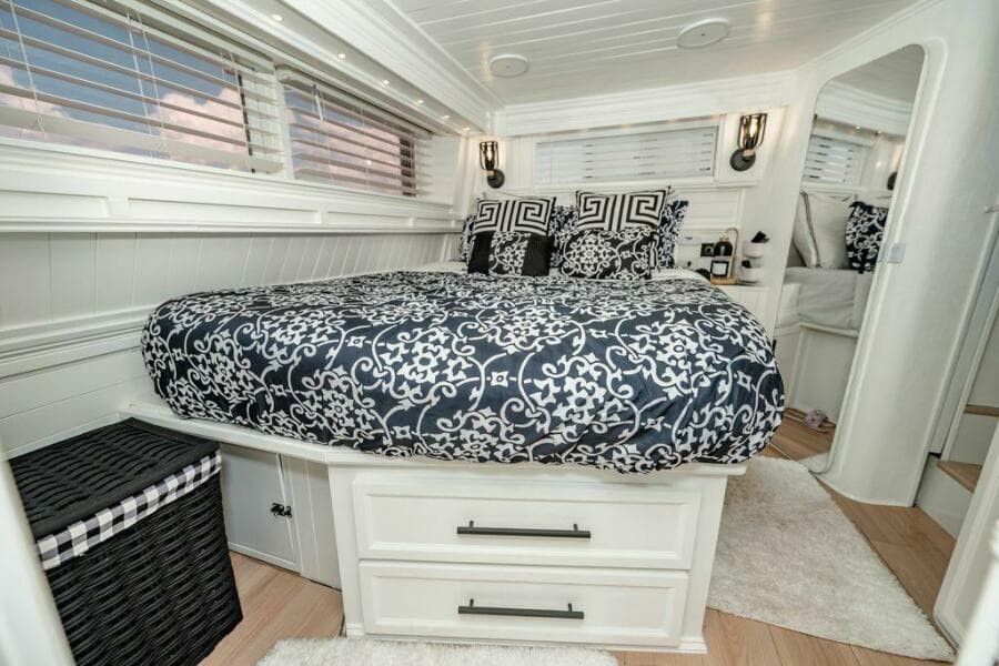 1991 Cruisers Yachts 3850 Aft Cabin