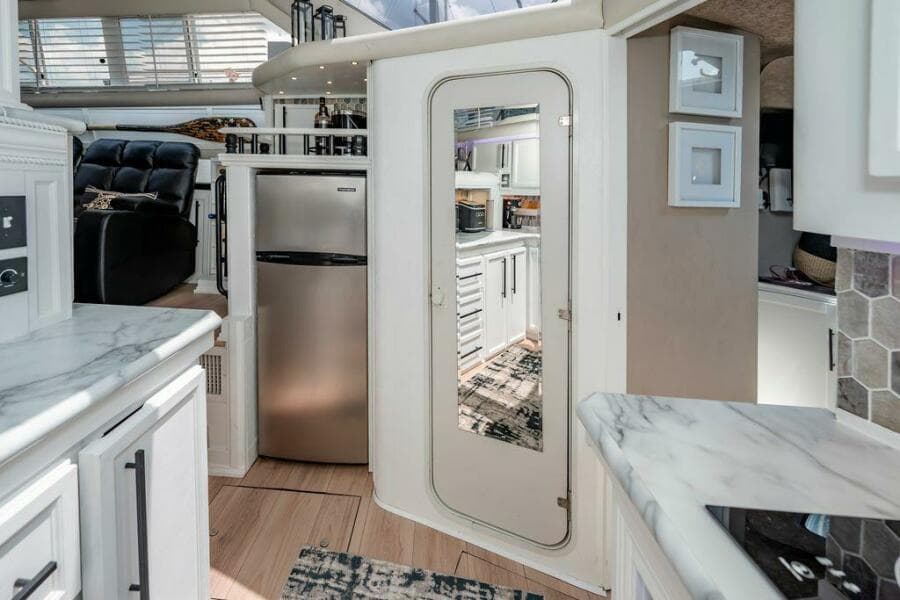 1991 Cruisers Yachts 3850 Aft Cabin