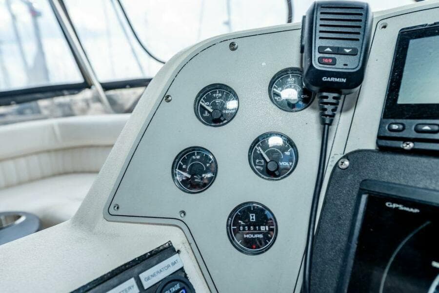 1991 Cruisers Yachts 3850 Aft Cabin