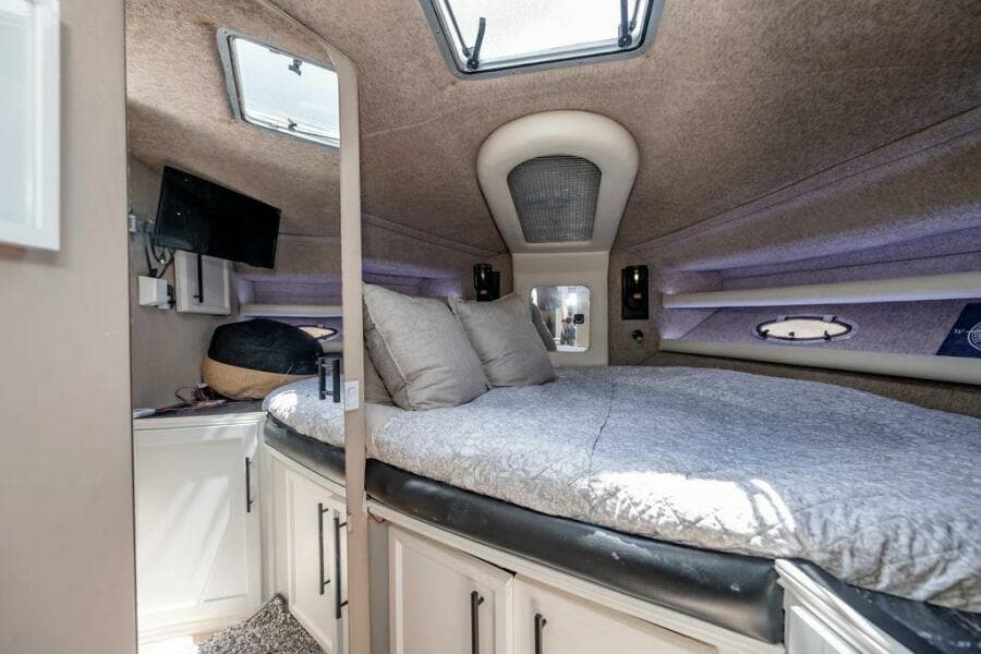 1991 Cruisers Yachts 3850 Aft Cabin