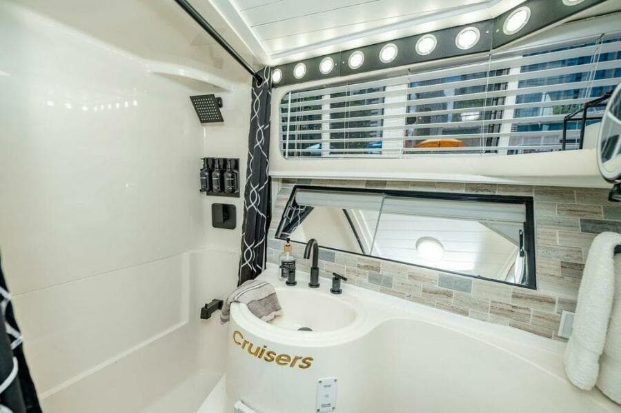 1991 Cruisers Yachts 3850 Aft Cabin