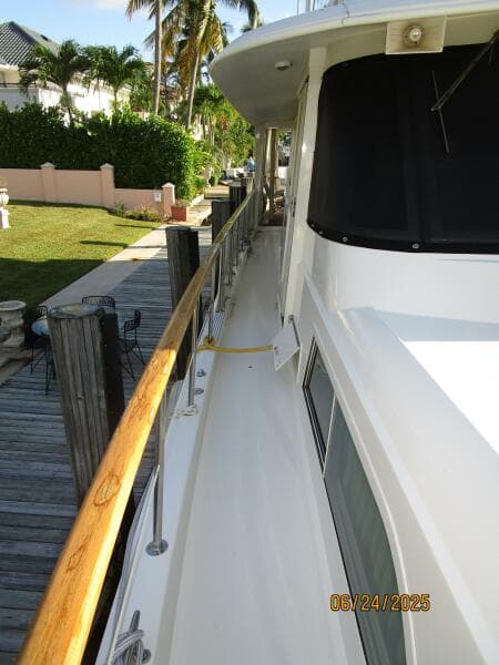63' Hatteras starboard side deck1