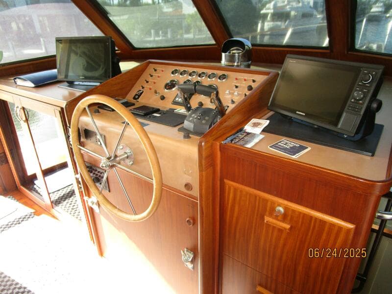 63' Hatteras pilothouse helm1