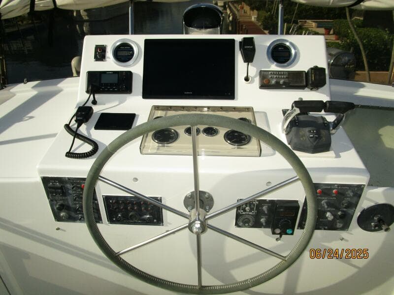 63' Hatteras flybridge helm3