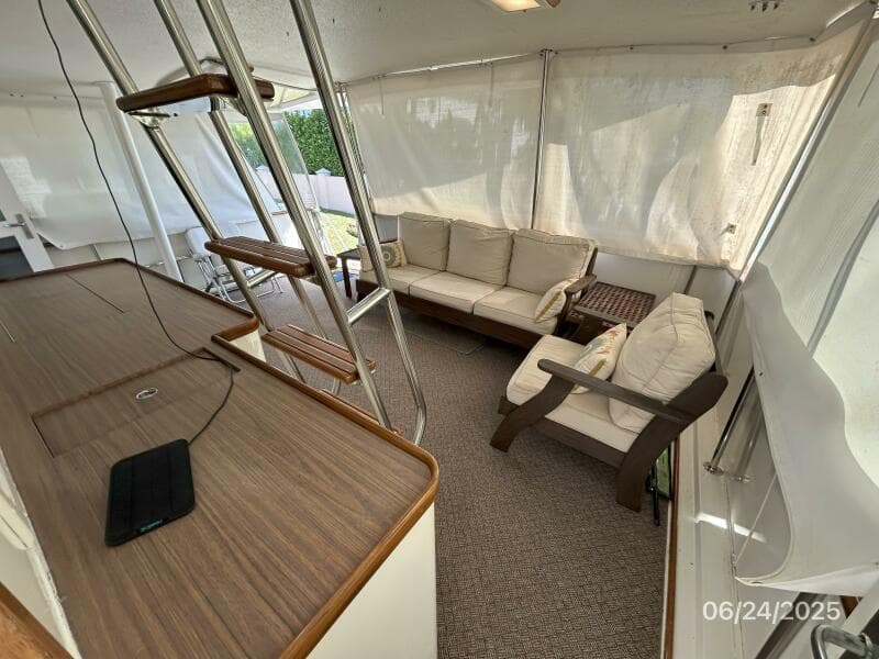 63' Hatteras aftdeck2