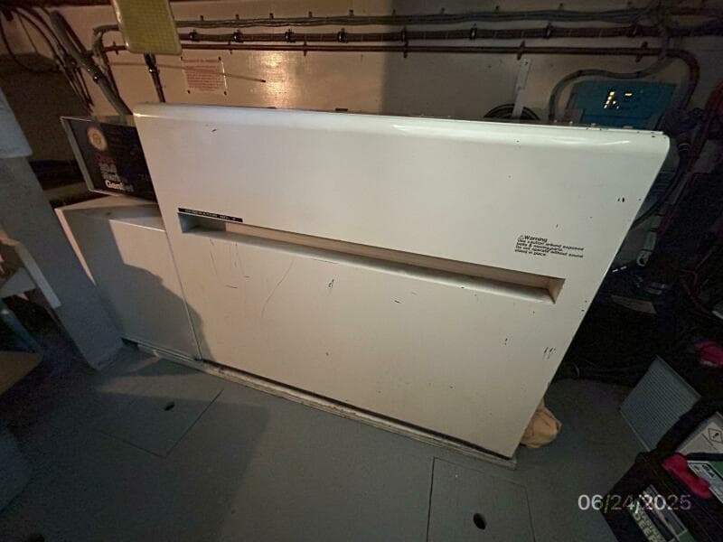 63' Hatteras generator2 soundbox