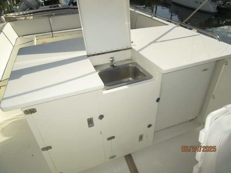 63' Hatteras flybridge wetbar