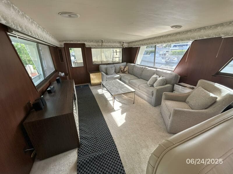 63' Hatteras salon aft