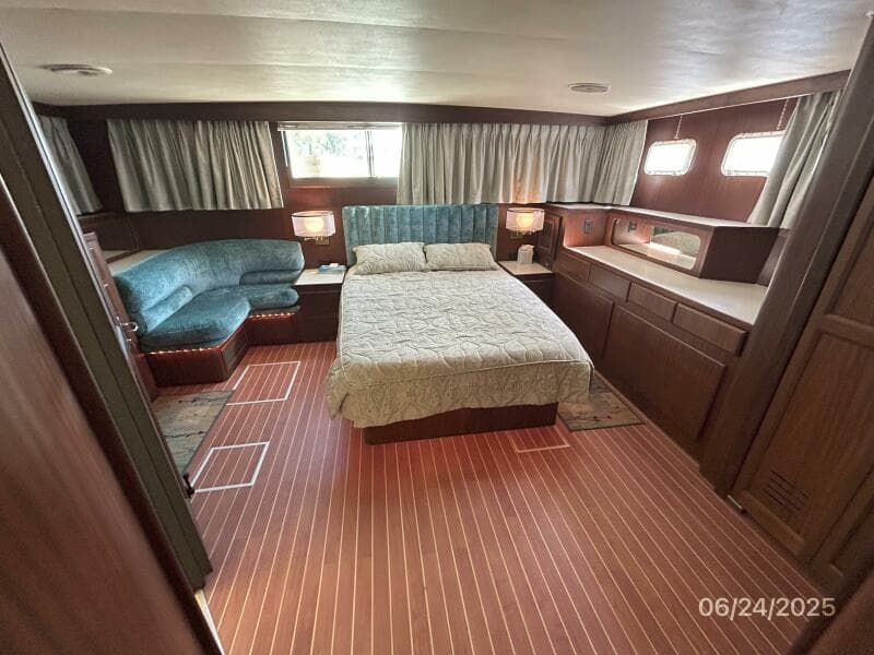63' Hatteras master stateroom