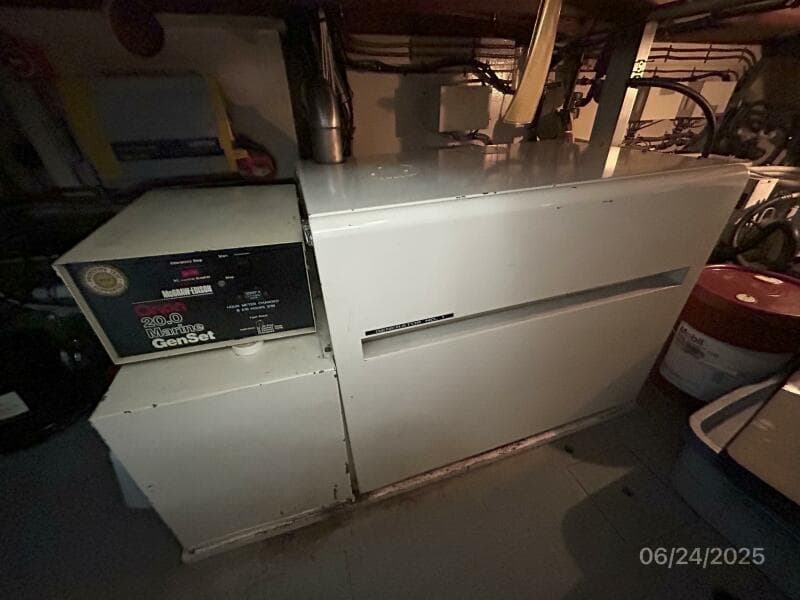 63' Hatteras generator1 soundbox