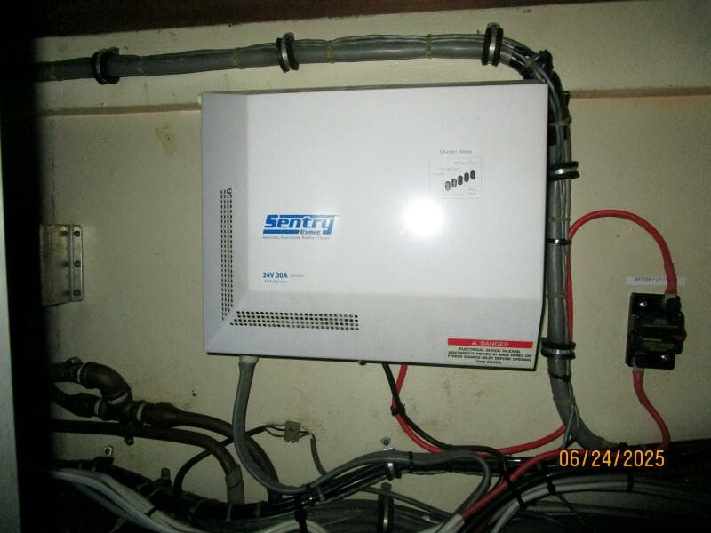 63' Hatteras batetry charger2