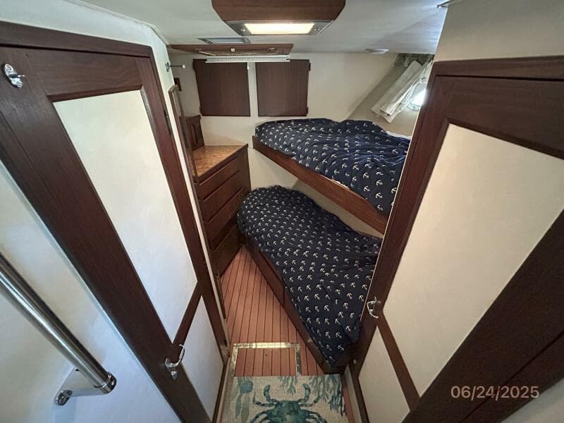 63' Hatteras forward guest stateroom