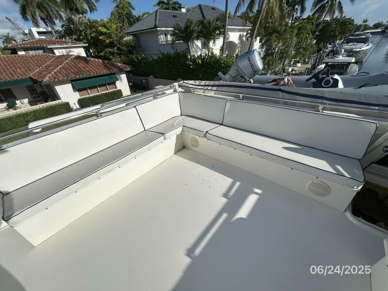 63' Hatteras flybridge starboard aft seating