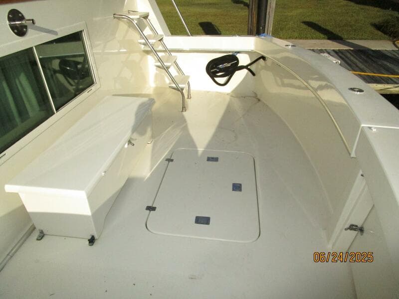 63' Hatteras cockpit starboard