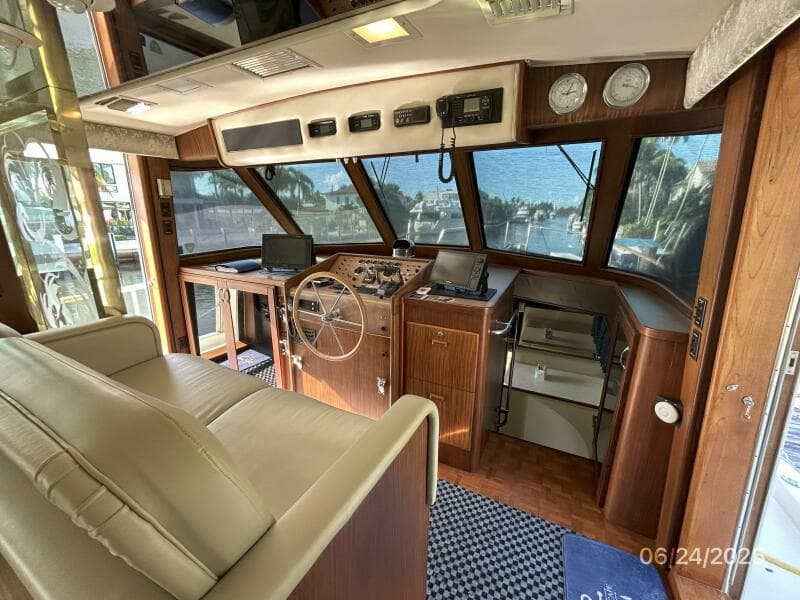 63' Hatteras pilothouse forward