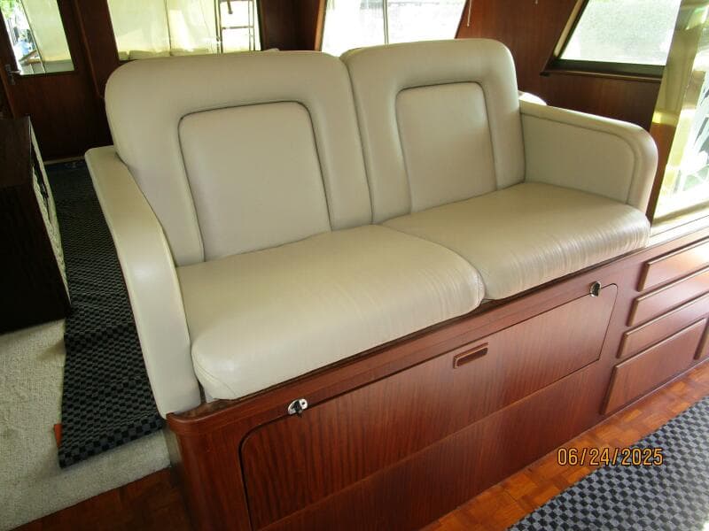 63' Hatteras pilothouse seating
