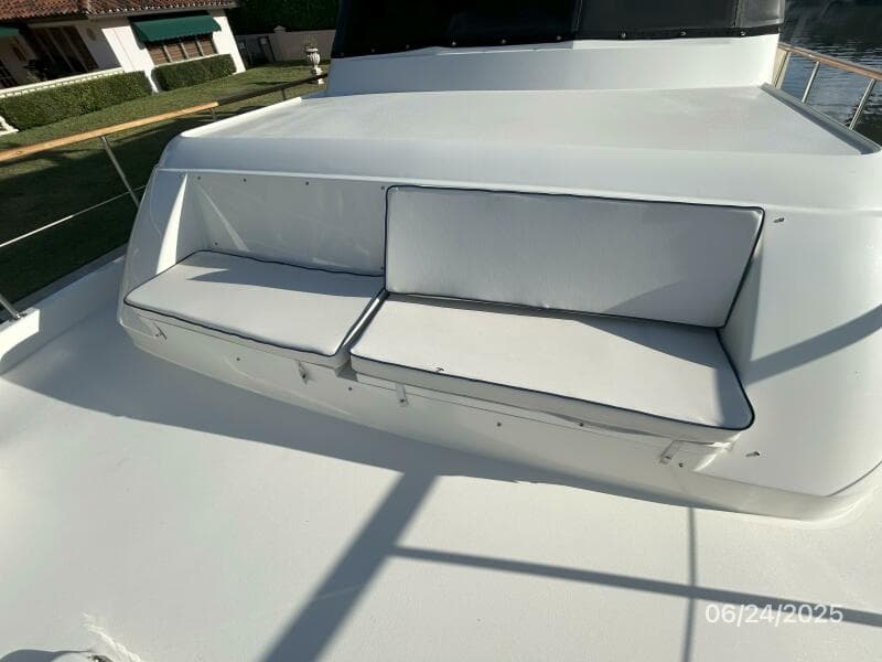 63' Hatteras foredeck seating
