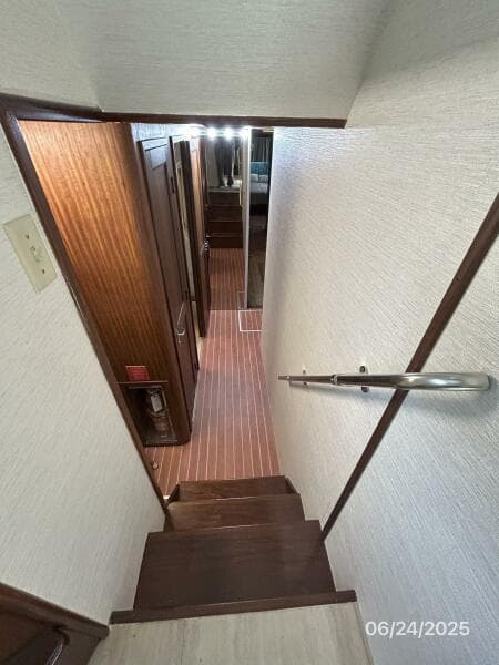 63' Hatteras companionway