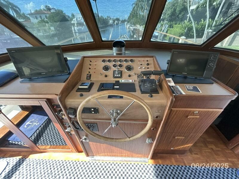 63' Hatteras pilothouse helm2