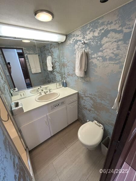 63' Hatteras starboard guest head