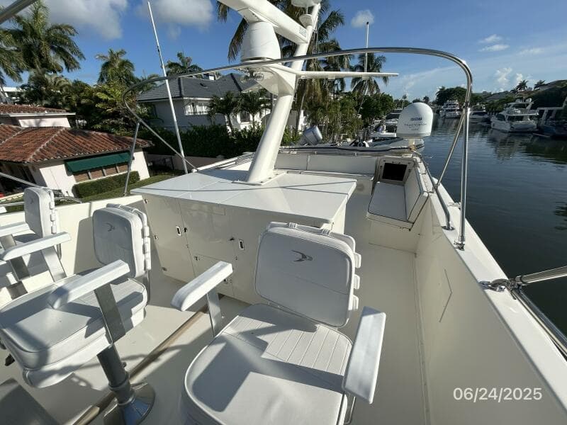63' Hatteras flybridge aft