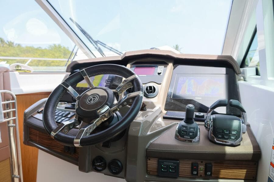 2014 Cruisers Yachts 45 Cantius